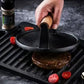 🍳 50% RABATT! 🔥 Gjutjärnspress för Biff & Hamburgare med Trähandtag – Jämn Värmefördelning, Perfekt för Stekning 🥩