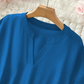 👚 60% RABATT! 🔥 Modern, Lös Kortärmad Topp – V-ringning med Skåra, Asymmetrisk Fåll & Lätt Tyg (5 färger, S–2XL) 🌸